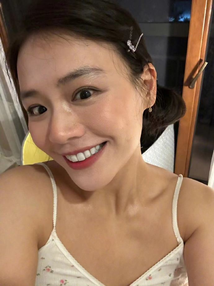 #马思纯零妆感元气妆# 好喜欢马思纯这种自信又很喜庆的女孩子！总是那么迷人。#马