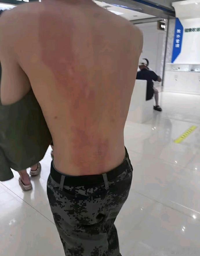 原来泼开水是这么回事？！小仙女感觉军训时，男女学生都站在太阳下不公平，所以有怒气