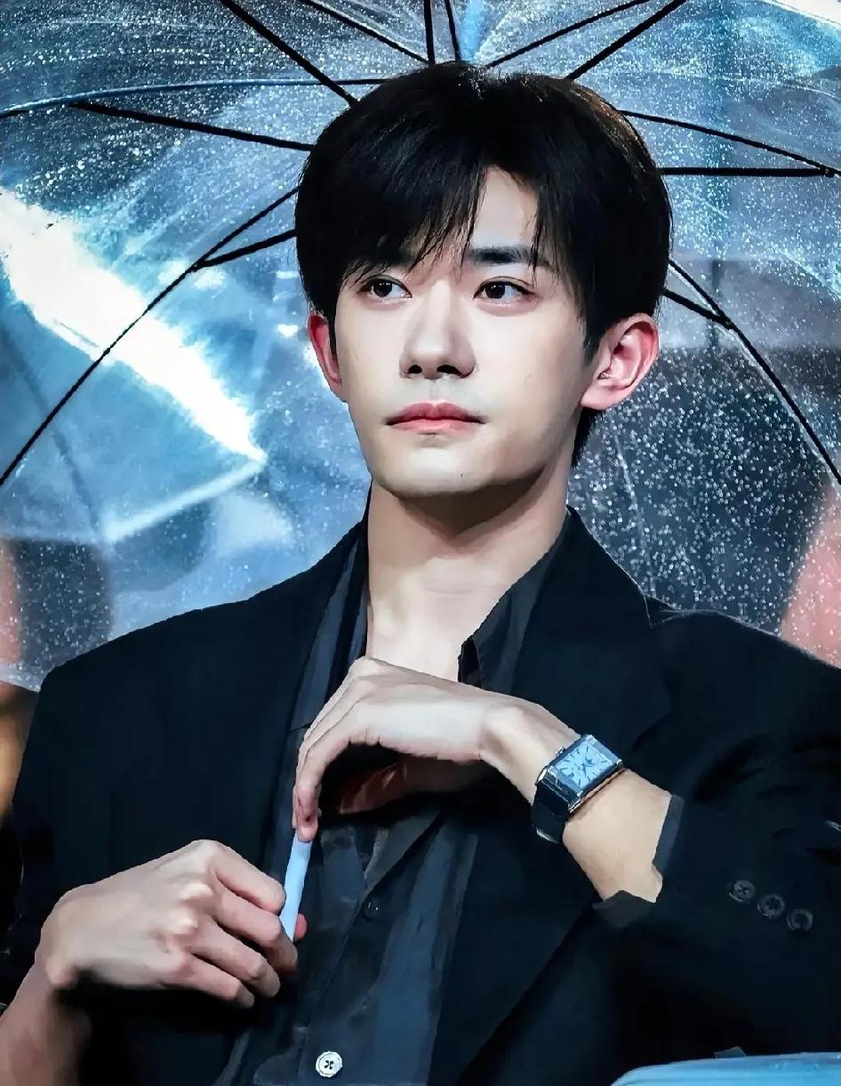 总算弄明白，易烊千玺这四个字名字藏的巧思也太绝了！别再错把他姓当成“易烊”啦，他