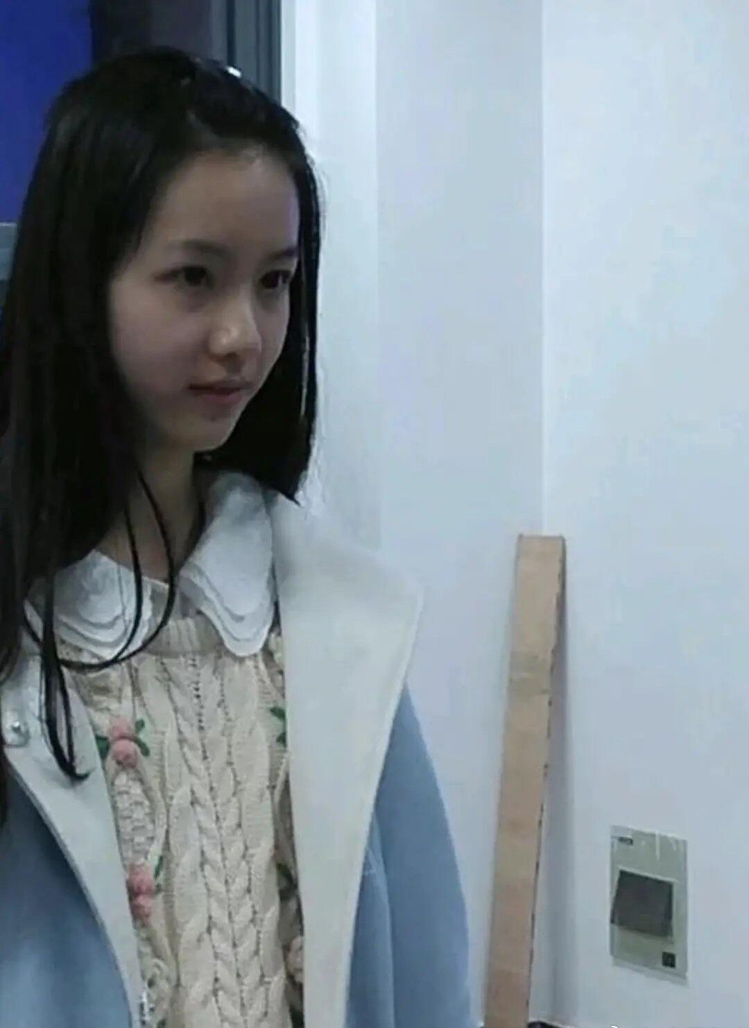 原来传说中南航的校花长这样，她年轻的时候并没有多么的漂亮，只是皮肤比较白，眼神清