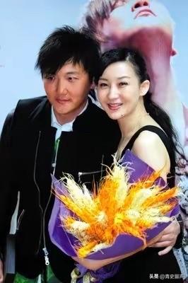 1999年，成名后的孙楠抛弃了同居10年的女友辛欣，转身娶了神交已久的买红妹。9
