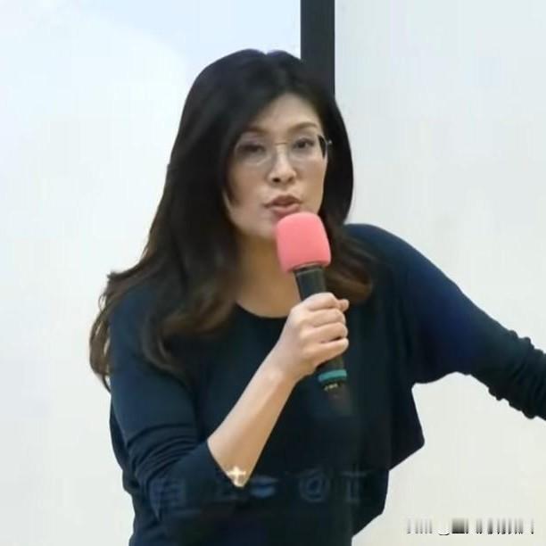 国民党主席郑丽文昨晚（22日）应邀到东吴大学政治系与师生对谈，谈到有关身分认同问