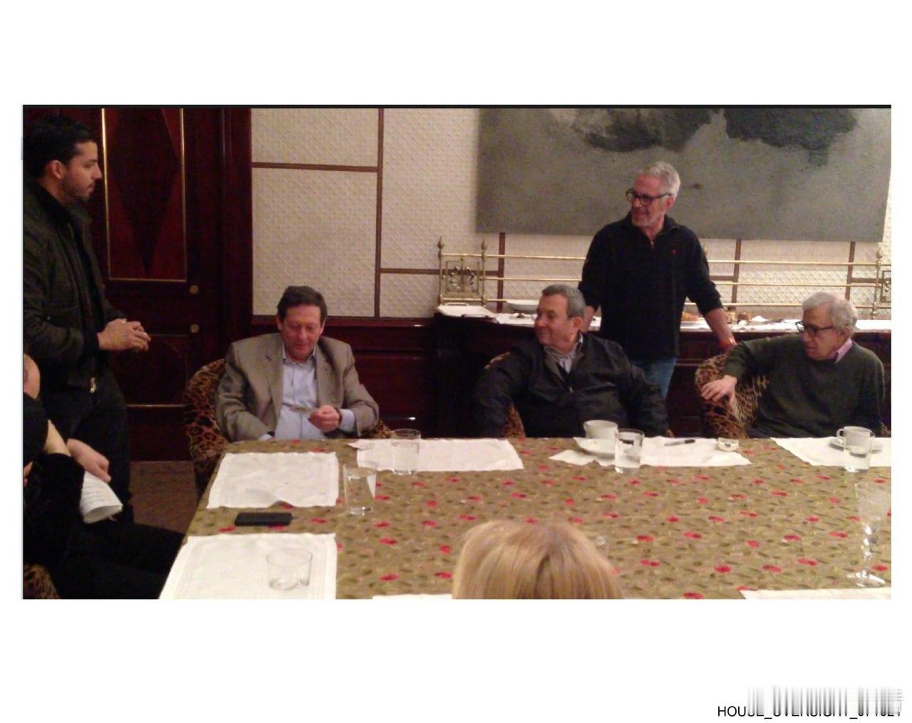 著名美国魔术师大卫·布莱恩在众议院监督委员会民主党人发布的一张照片中，为杰弗里·