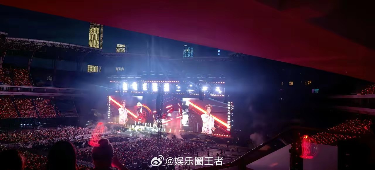 十个勤天直播十个勤天在长沙第二场演唱会，80%是女性观众，现场女性的尖叫声，一浪