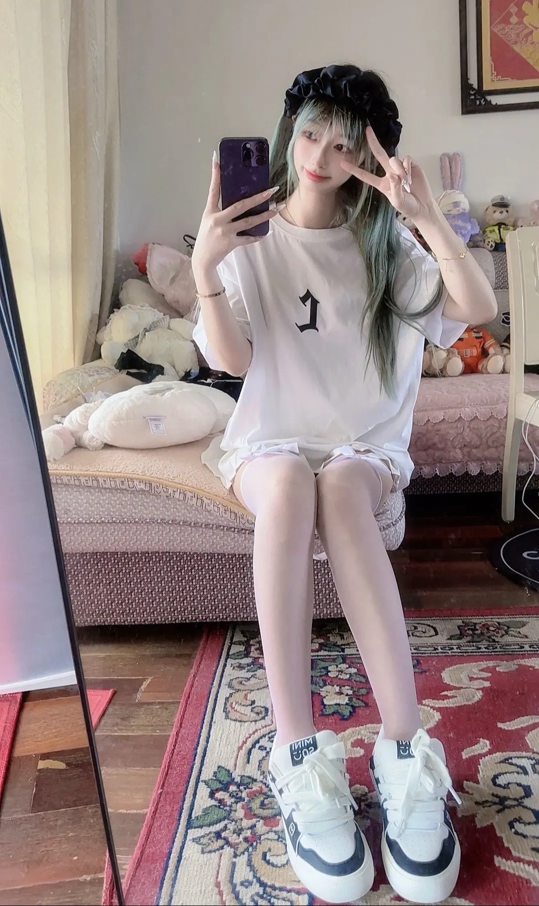 她像个小孩眼泪说掉就掉 你多哄哄她