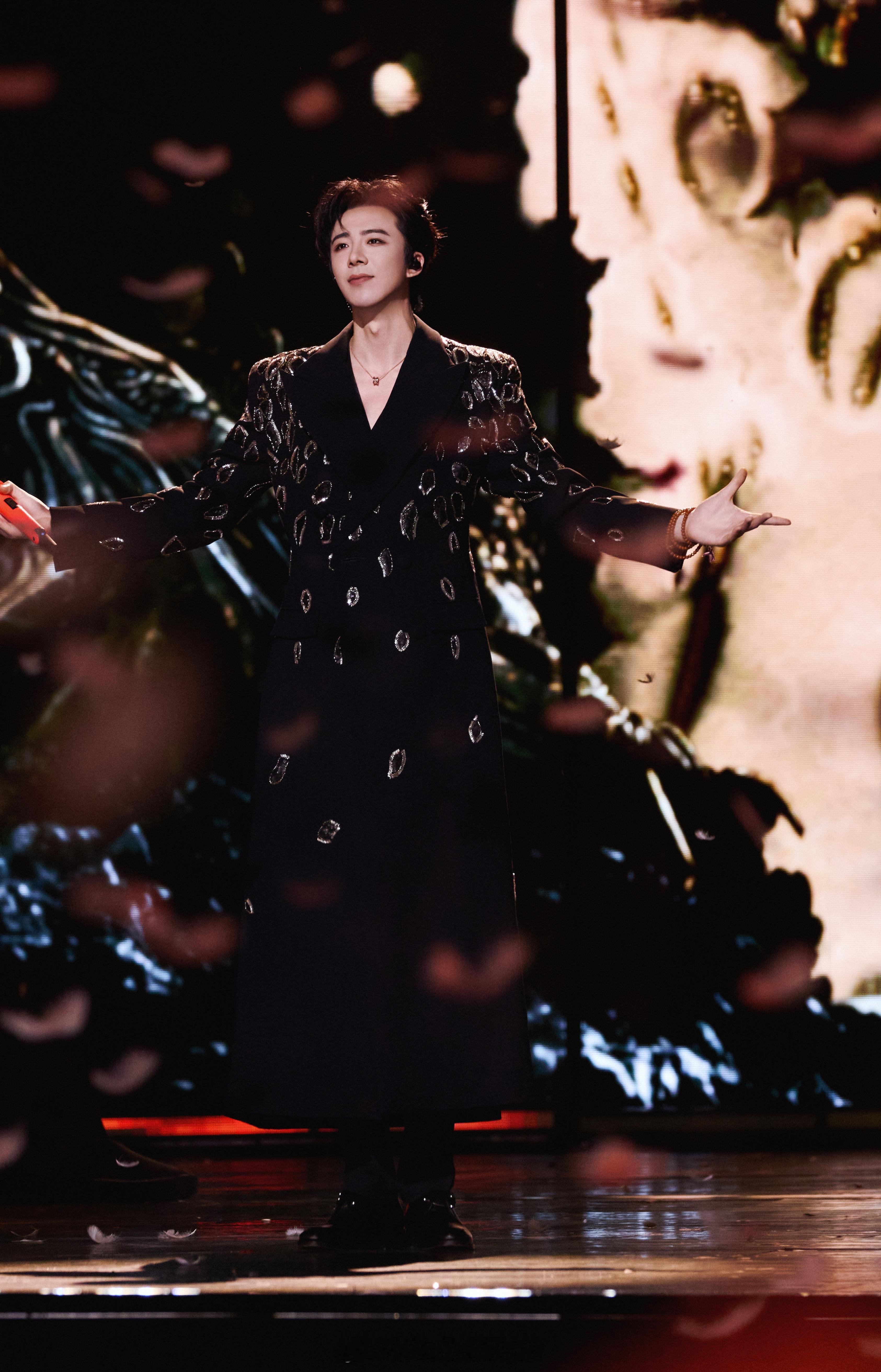 刘宇宁的2025巡演 🐾刘宇宁玫瑰丛生 🐾摩登兄弟 碎羽漫过舞台的刹那，他展