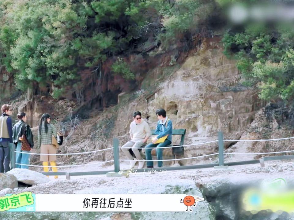 刘宇宁伤害性不大侮辱性极强周也让郭京飞不自取其辱了郭京飞和刘宇宁同坐高板凳，一个