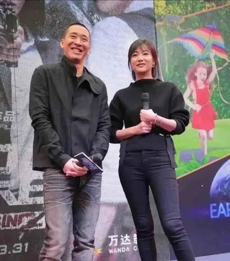 徐静蕾在2026年4月穿着一件白T恤和一双人字拖，站在美国洛杉矶尔湾的一家超市里