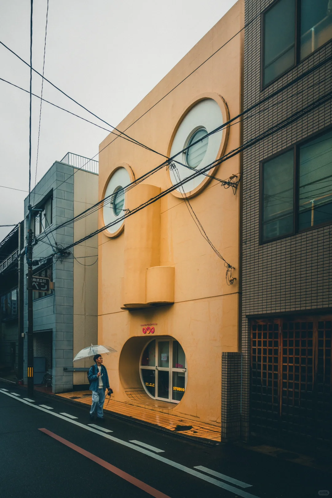 不愧是日本🇯🇵，京都大街惊现大脸😂建筑！！！