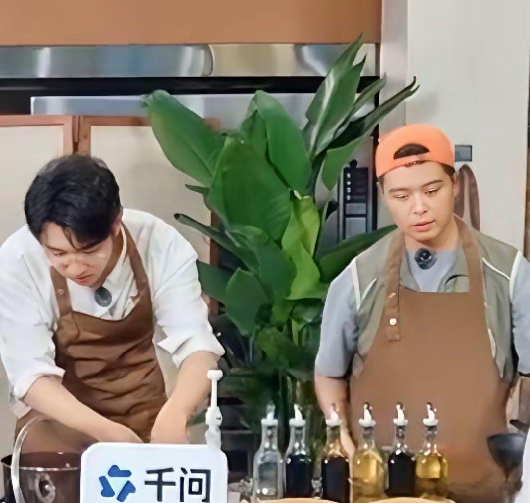 我发现个事儿年轻女孩，都选孙程潇做的饭中年女性，都选马頔做的饭，不是味道不同而是