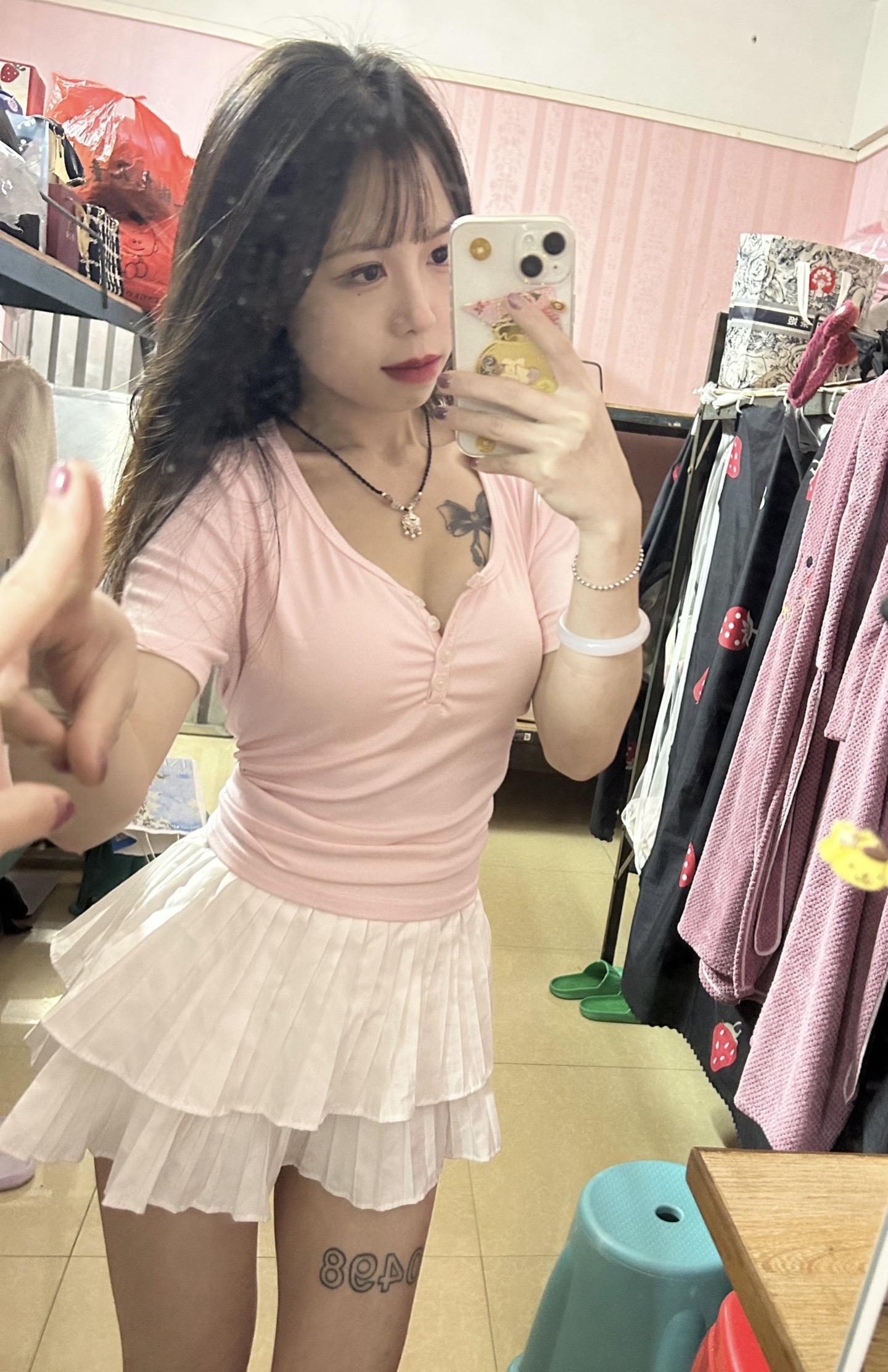 遇见了各种各样的人 以前对爱情的幻想也没有了 现在只需要很多很多的钱 ...