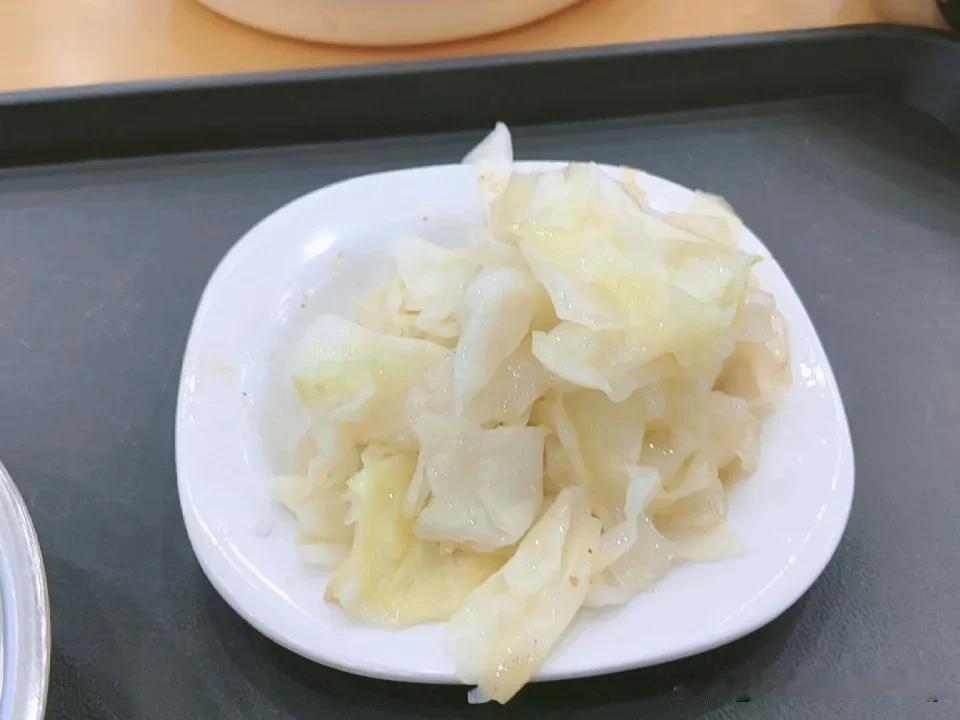 夏日生活打卡季食堂的清炒包菜，简单新鲜，好吃不贵。