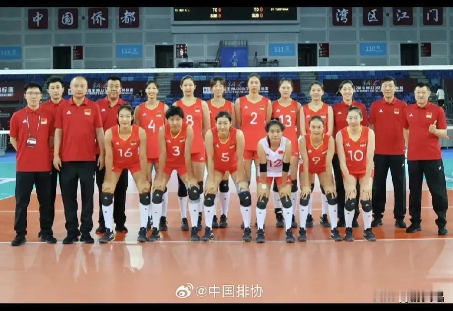 女排u20亚锦赛，中国队首战3-0哈萨克斯坦队，中国小女排是气没喘，汗没出，可以