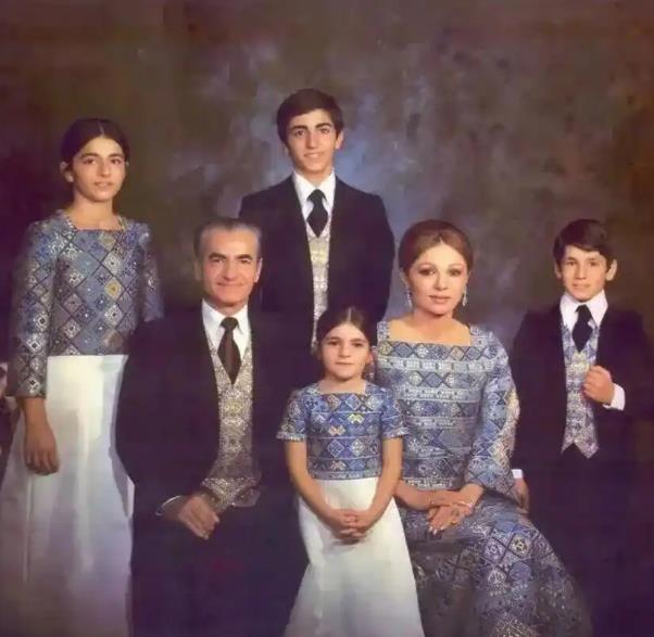 伊朗末代王后法拉赫・巴列维，出身优渥，赴巴黎学建筑时与伊朗国王相识，1959 年