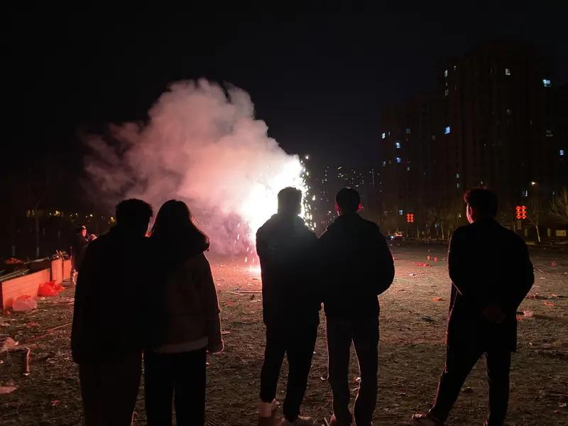 【说大话的人像爆竹，响一声就完了】
        说大话的人像爆竹，响一声就完