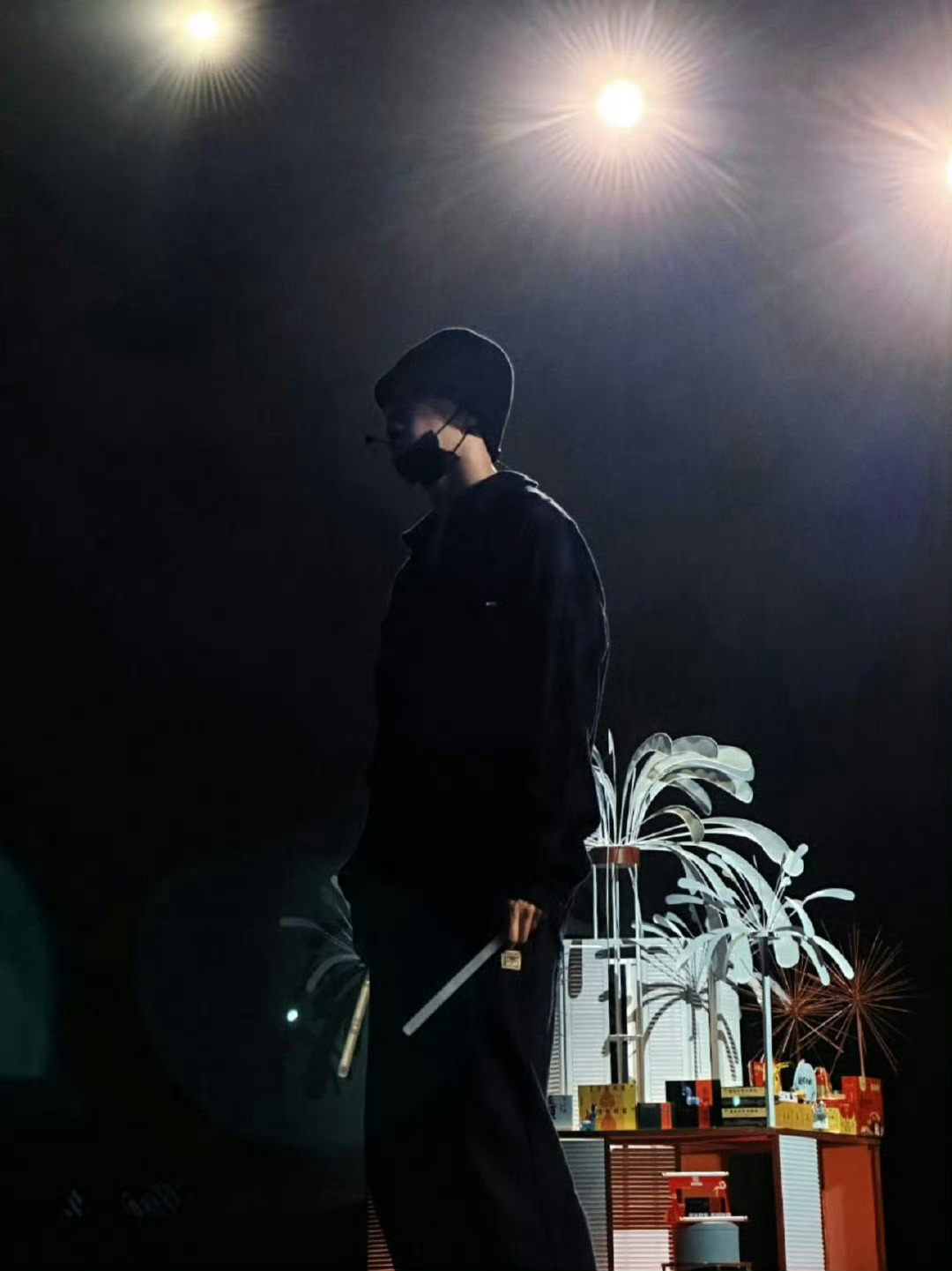 张艺兴在干嘛张艺兴为香港跨年演唱会忙到深夜，直播躺床上教粉丝扒舞，还聊卡点细节，