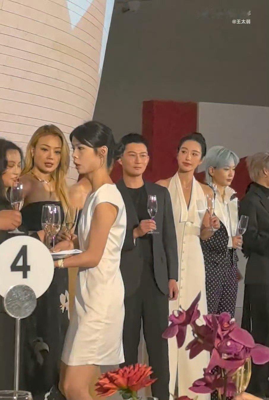 刘雨昕干杯干了个话筒全场举杯庆祝，刘雨昕也跟着站起来，结果手里拿的是话筒，还认真