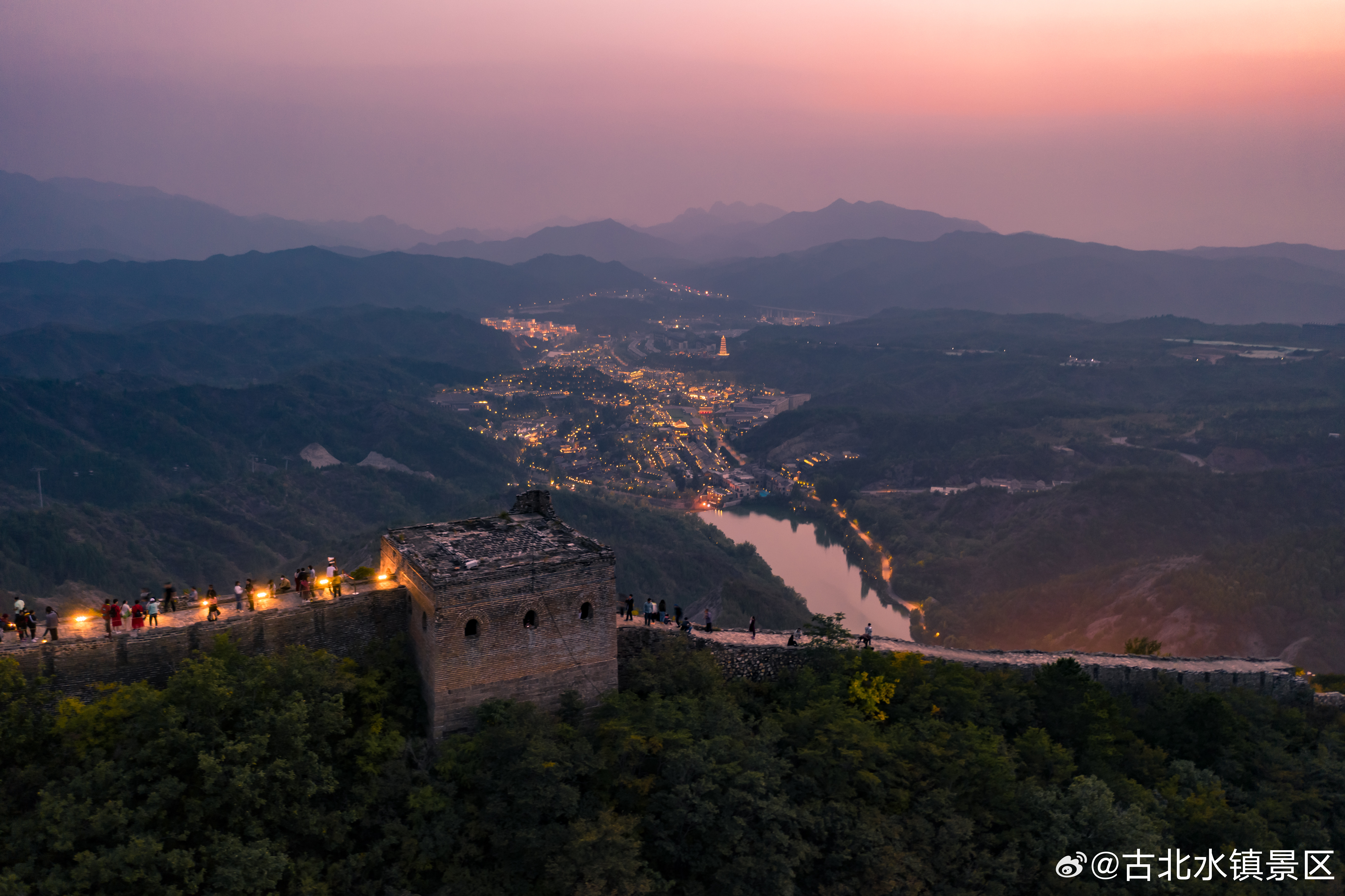 枕着溪声入眠，醒来推窗见山。原来幸福，就是这样简单：有景，有静，有自己🏡晚安，