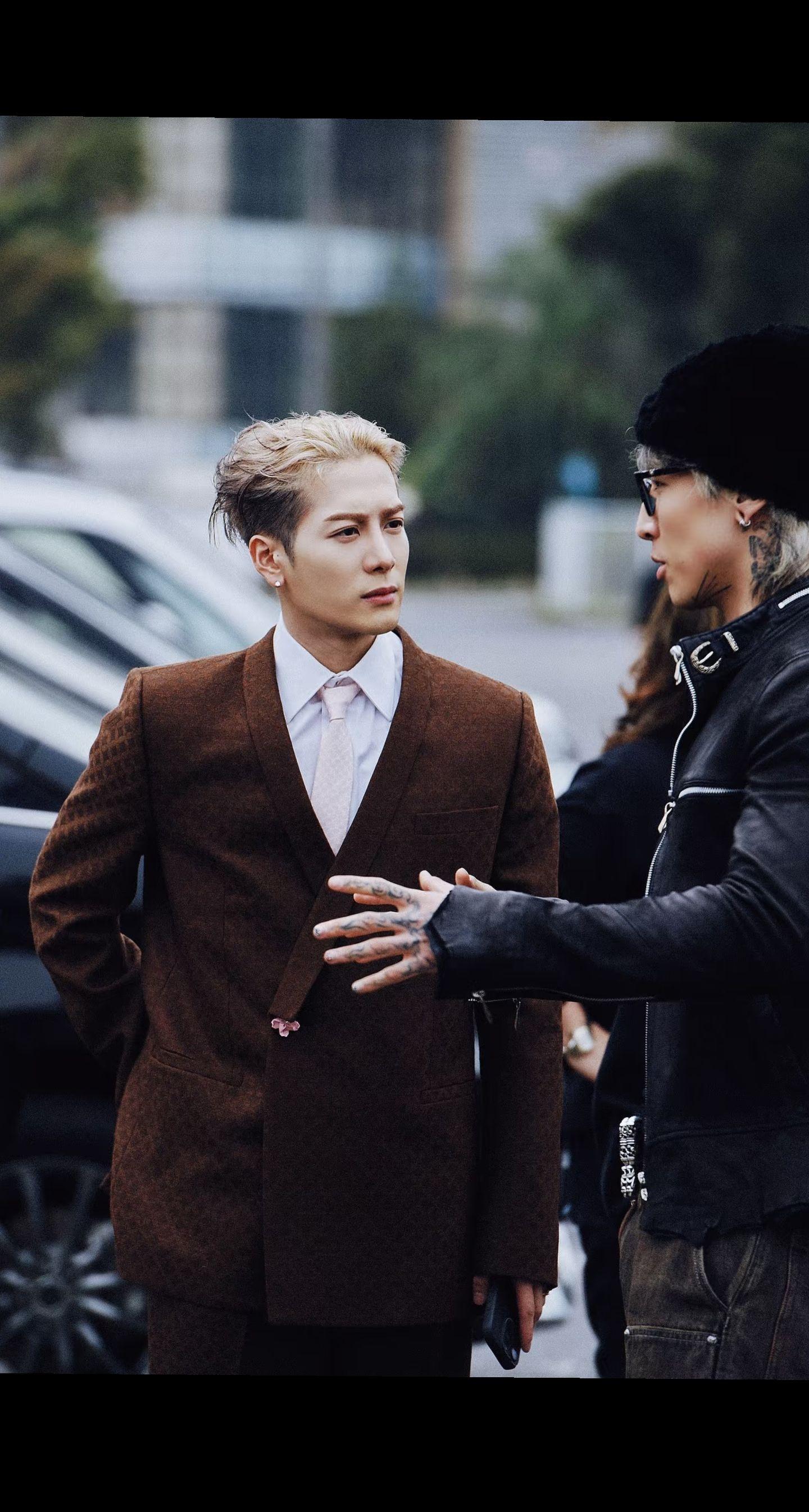 哟 这不詹毛嘛 好久不见了。