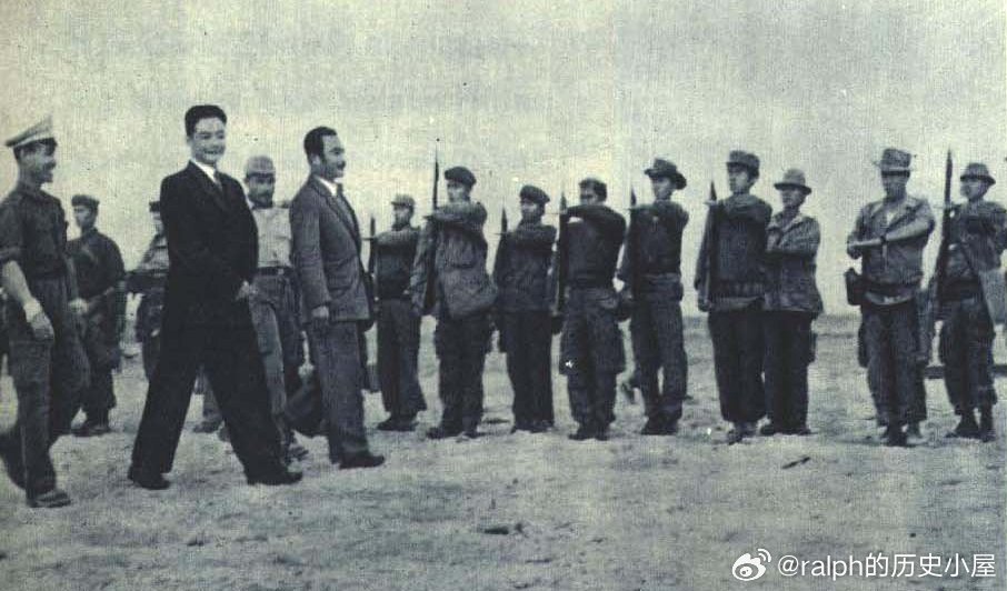 1961年1月老挝爱国阵线党中央委员会主席苏发冯努亲王（左三）、老挝王国合法政府