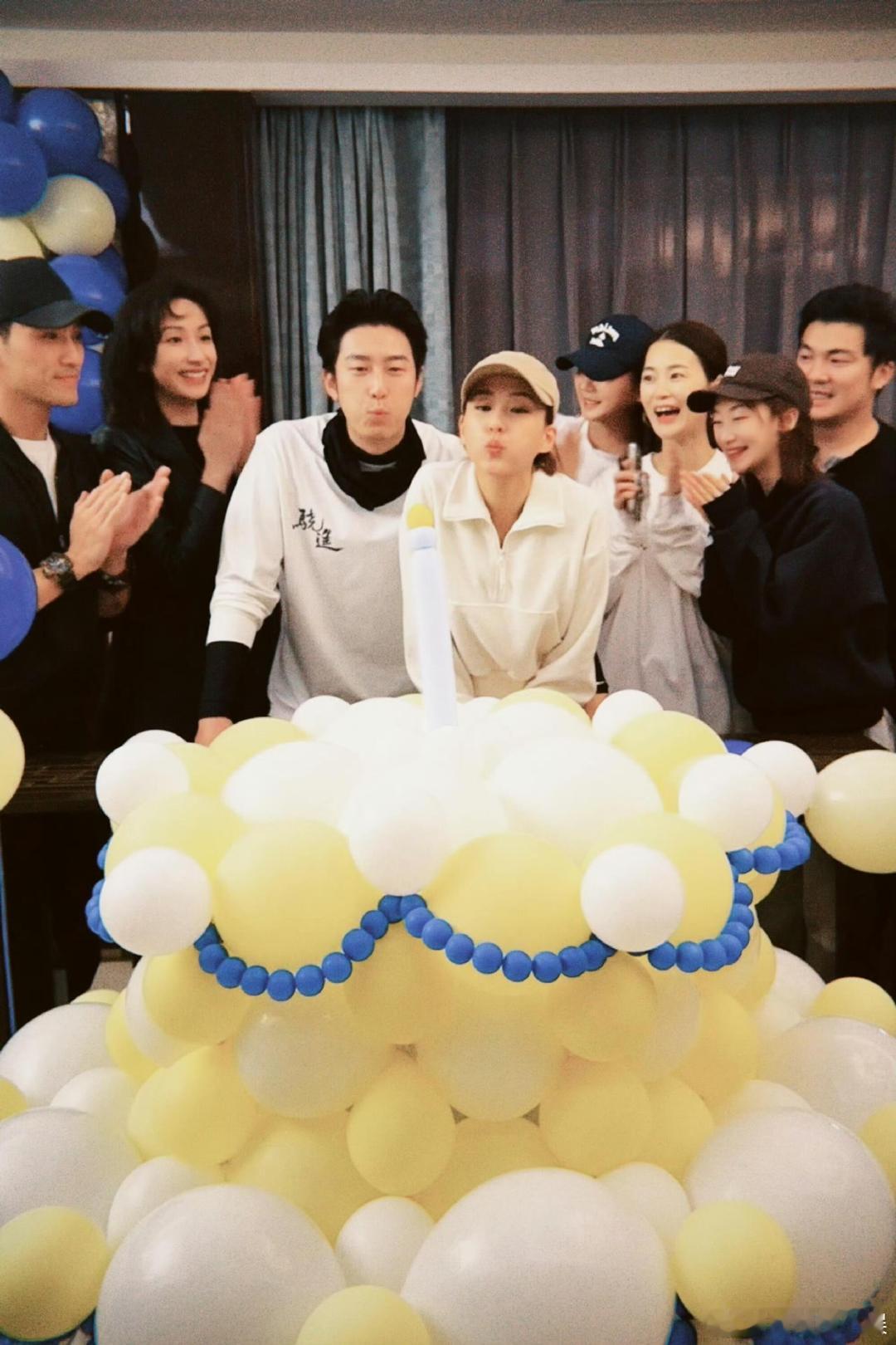 何超莲cos青蛙为窦骁庆生何超莲和友人为窦骁庆生，人家没露面的日子都在幸福呢！何