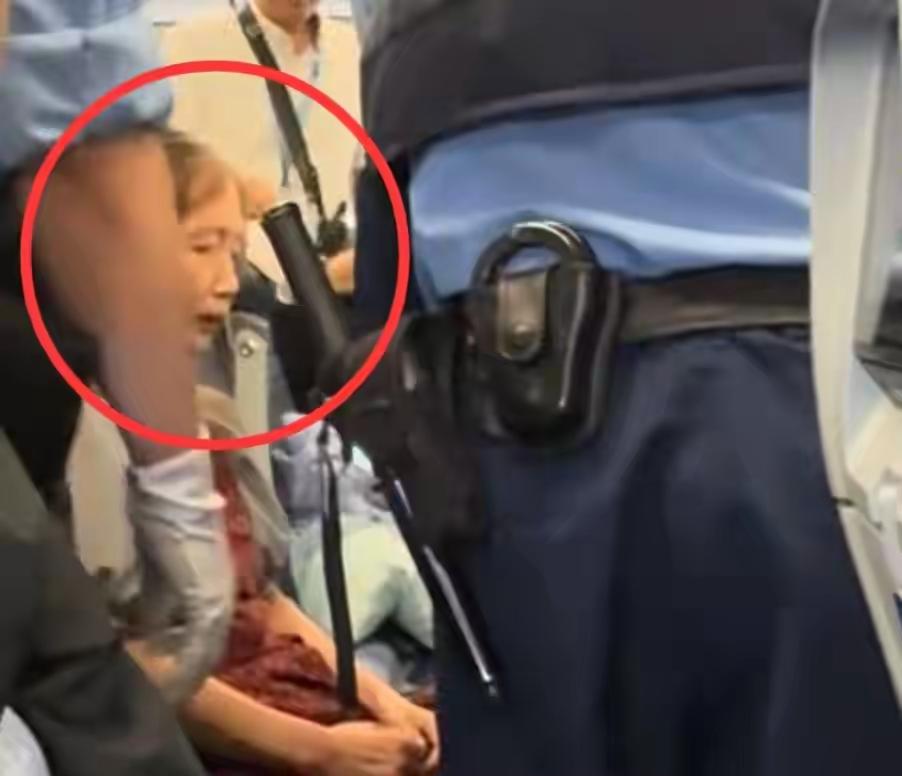 美航联UA858航班大闹机舱！国内撒泼百试百灵，出国直接翻车被日本警方拘留！
