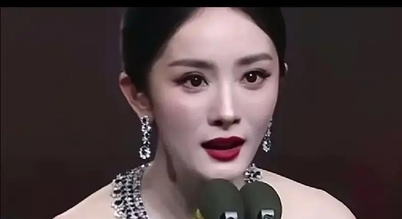 颁奖礼最离谱事故！
MM领奖一句话没说出口，台下已经骂她“耍大牌”——结果真相是