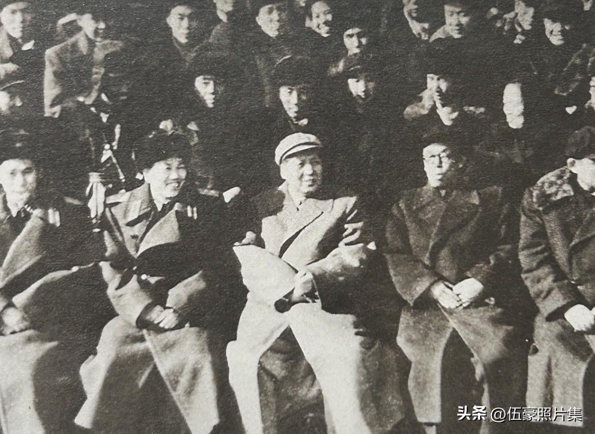 1958年2月13日，毛泽东主席在视察沈阳期间，于东塔机场与沈阳军区、辽宁省委的
