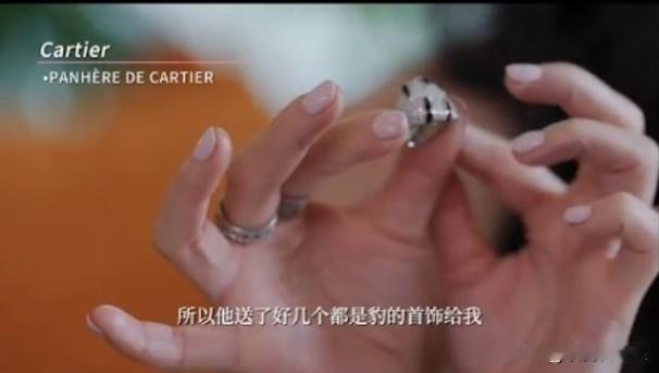 知名影星温碧霞最近在社交媒体上分享了她收藏的豪华珠宝首饰，其中包括了来自Cart
