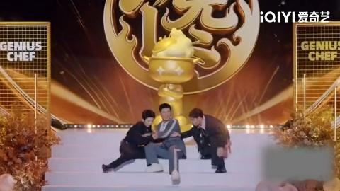 这哪是带朋友来吃席，分明是各自领着自家兄弟来团建。马頔那桌文艺，何浩楠这桌实干，