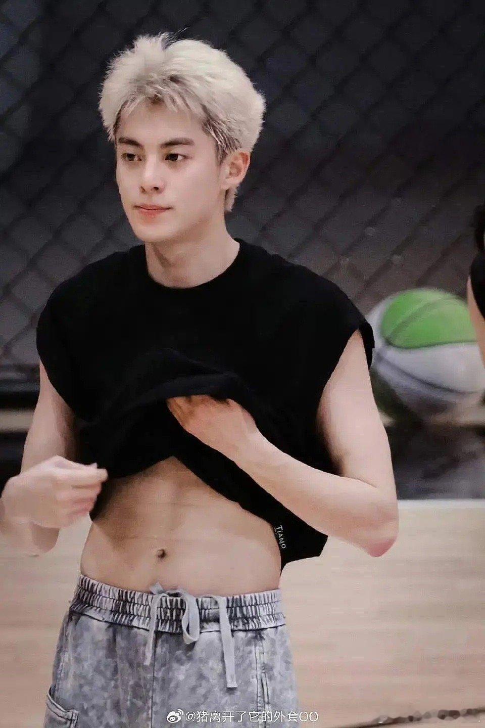 果然不是谁都可以去挖土抠脚，比如王鹤棣 ​​​