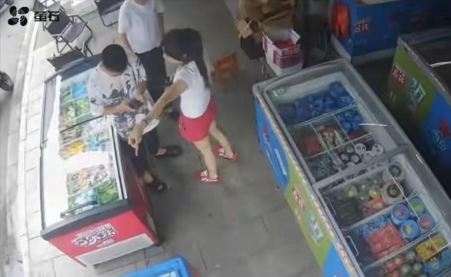 后背发凉！湖南沅江，一名开炒货店的男子路边撞见有人喝完啤酒直接开车，心里一直悬着