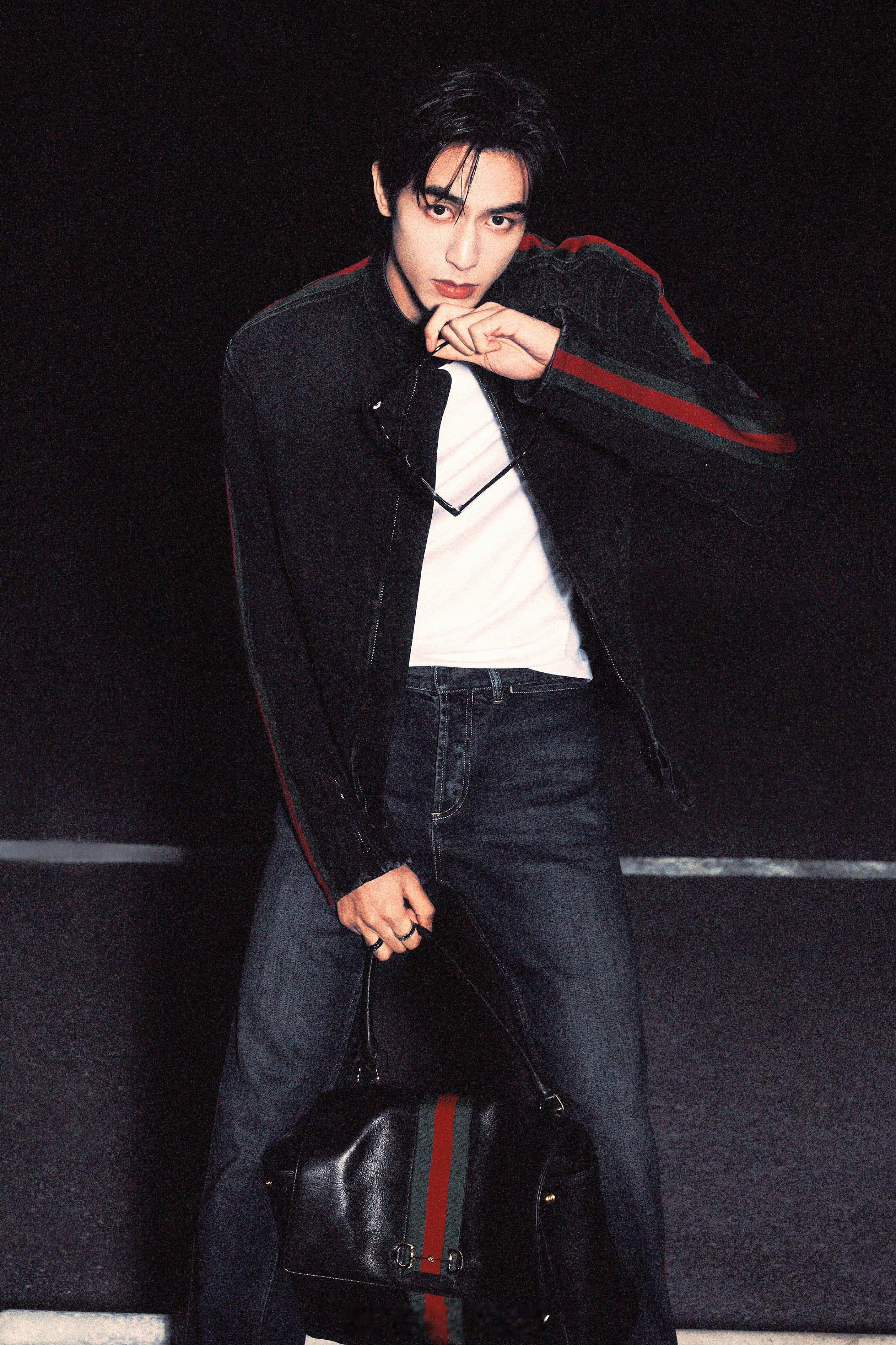 宋威龙张凌赫同品牌同姿势哥哥从来不装帅因为哥哥是真的帅心情不好的时候看到这张帅脸