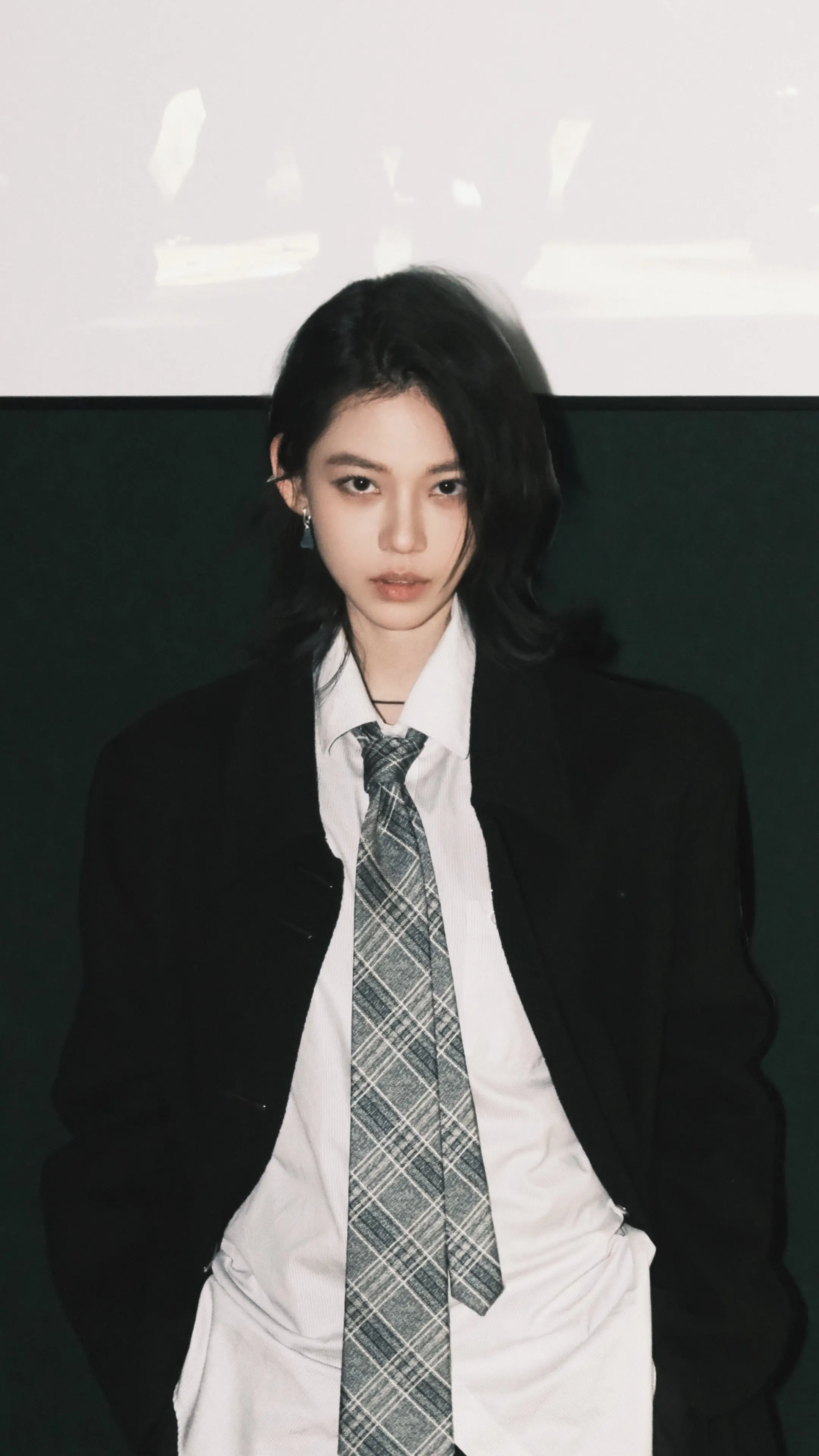 帅哥还得看女的。