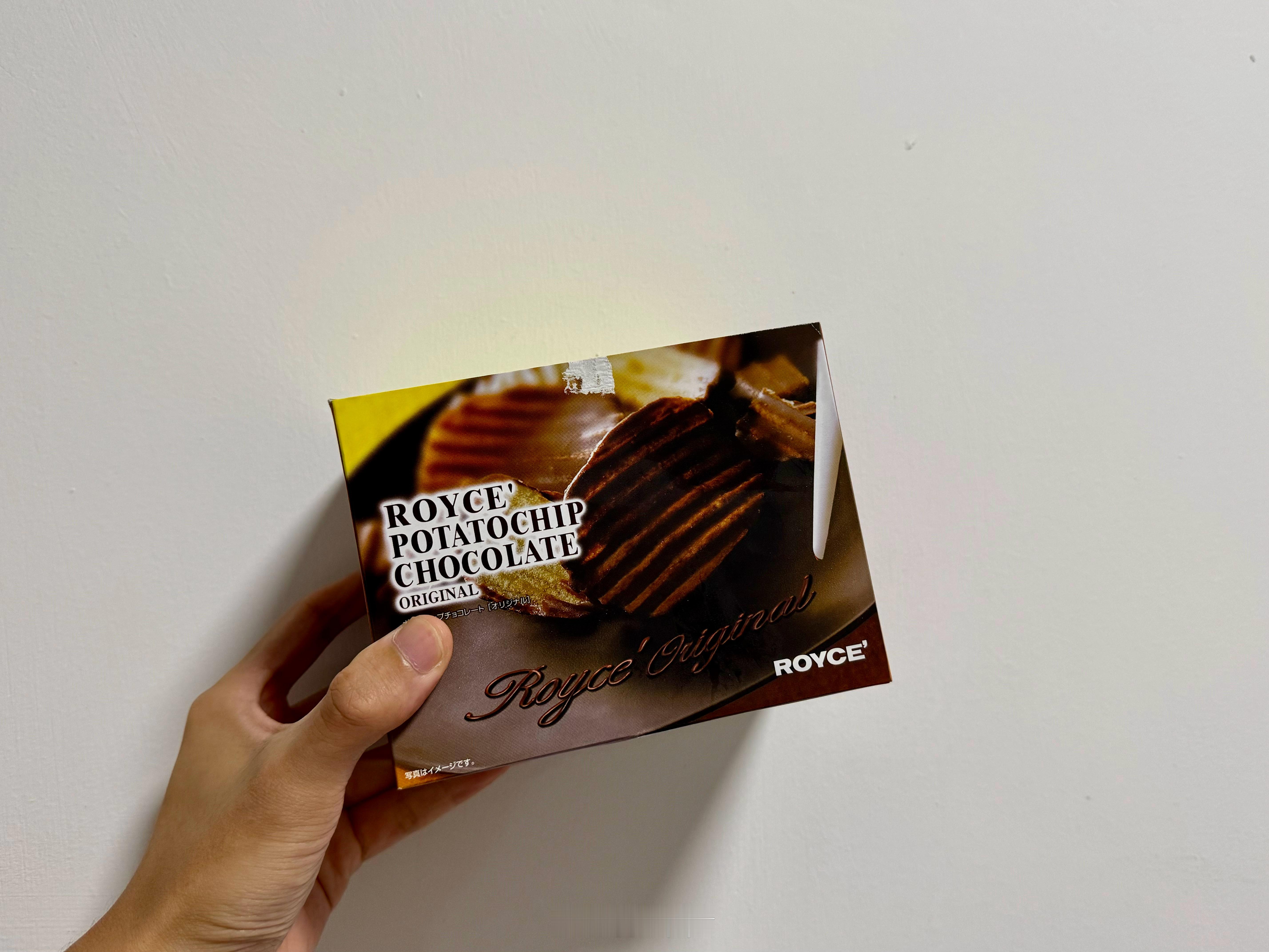 最近被日本的这款巧克力薯片种草，巨好吃还有淡淡的海盐味道，果断上周从东京带回[笑