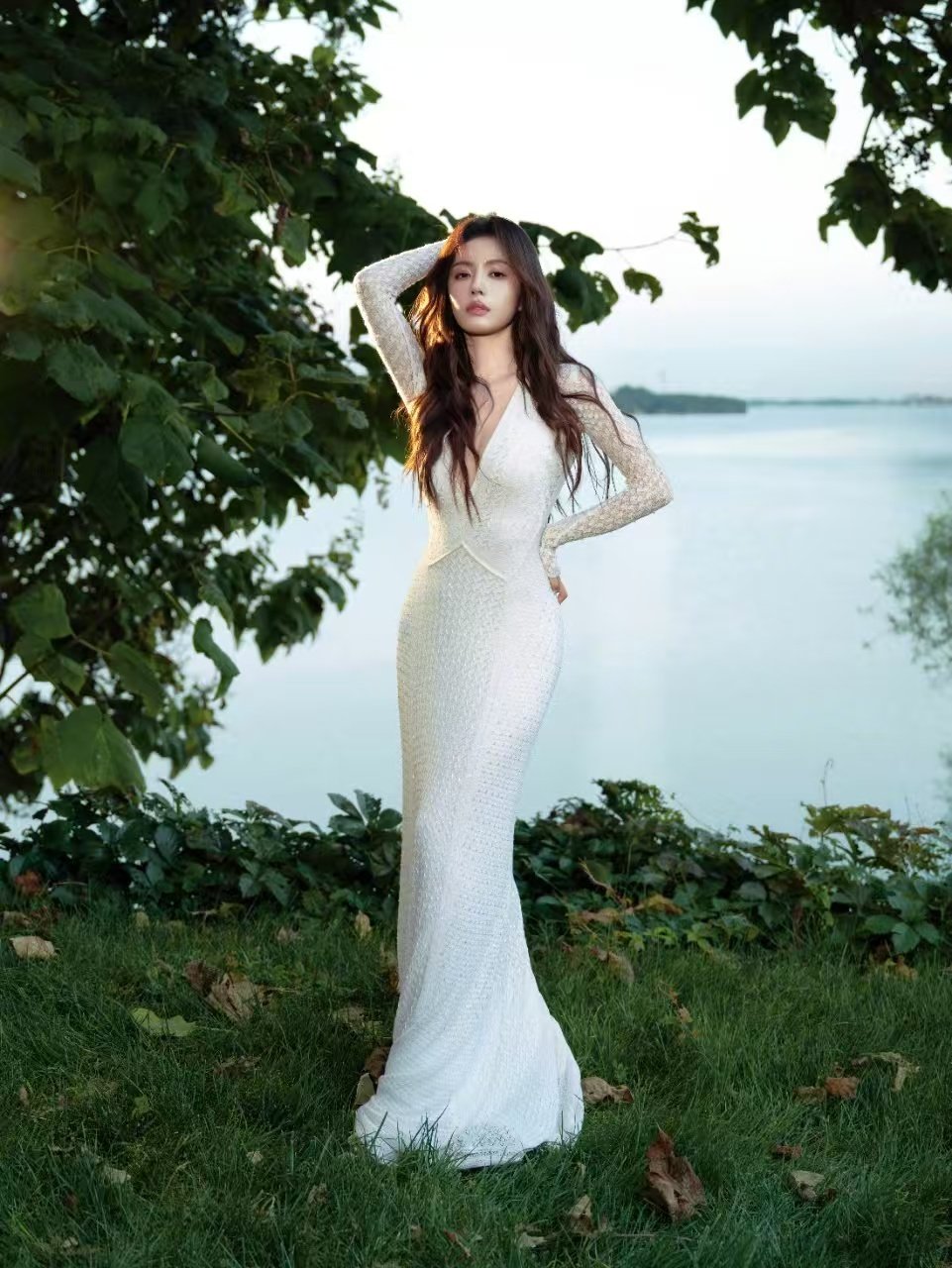 蔡文静妆造斩男更斩女 栩栩华生时尚文化大赏没白看！蔡文静这妆造+白色紧身裙，女性