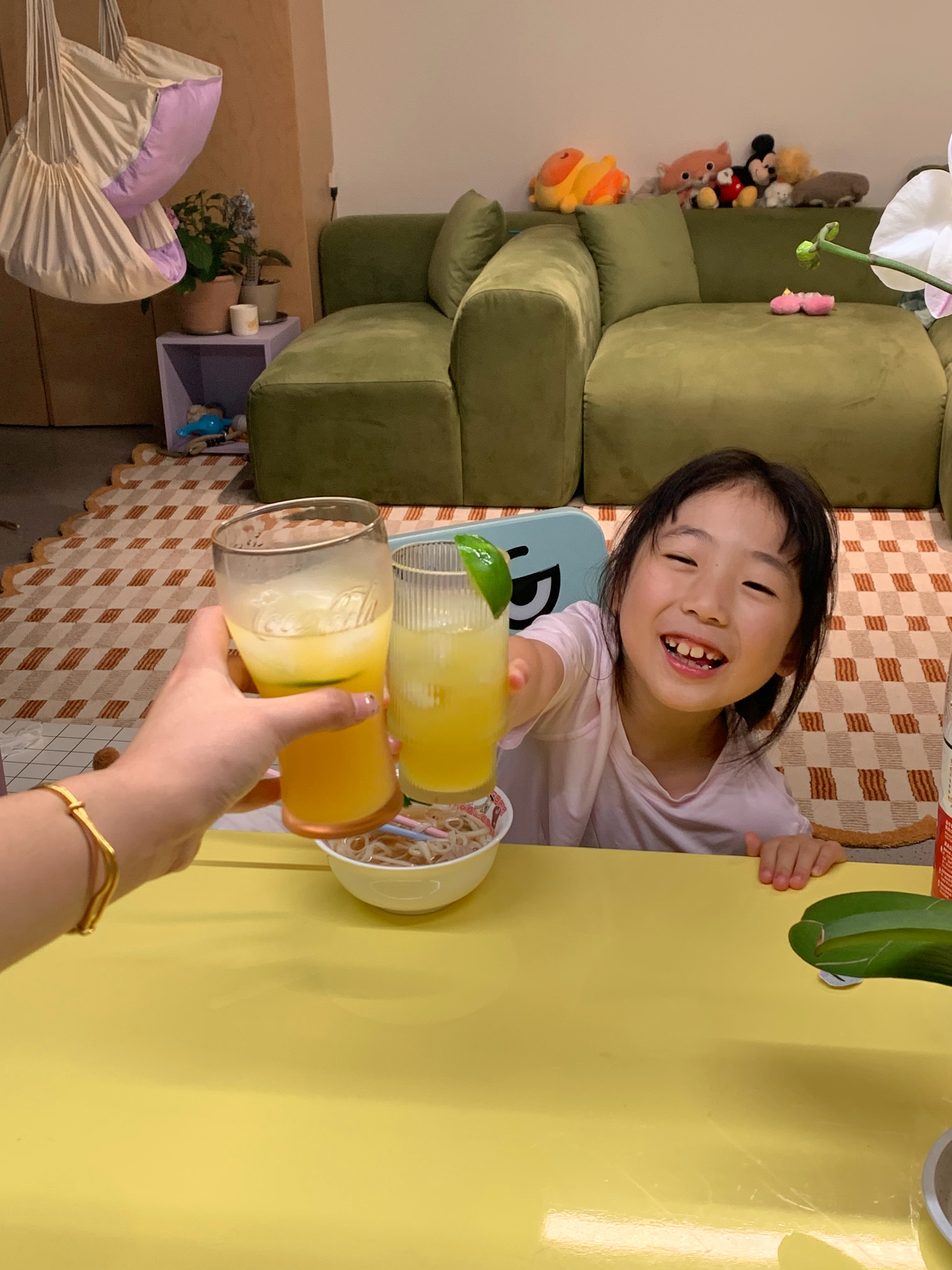 又喝酒了。 半夜起来说饿了。 