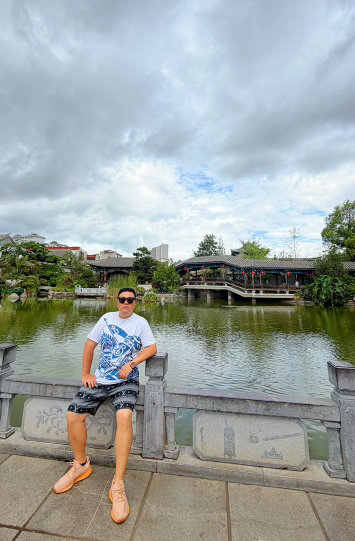建水朱家花园，是清末乡绅朱渭卿兄弟建造的家宅和宗祠。包括家宅和宗祠两个部分。建水