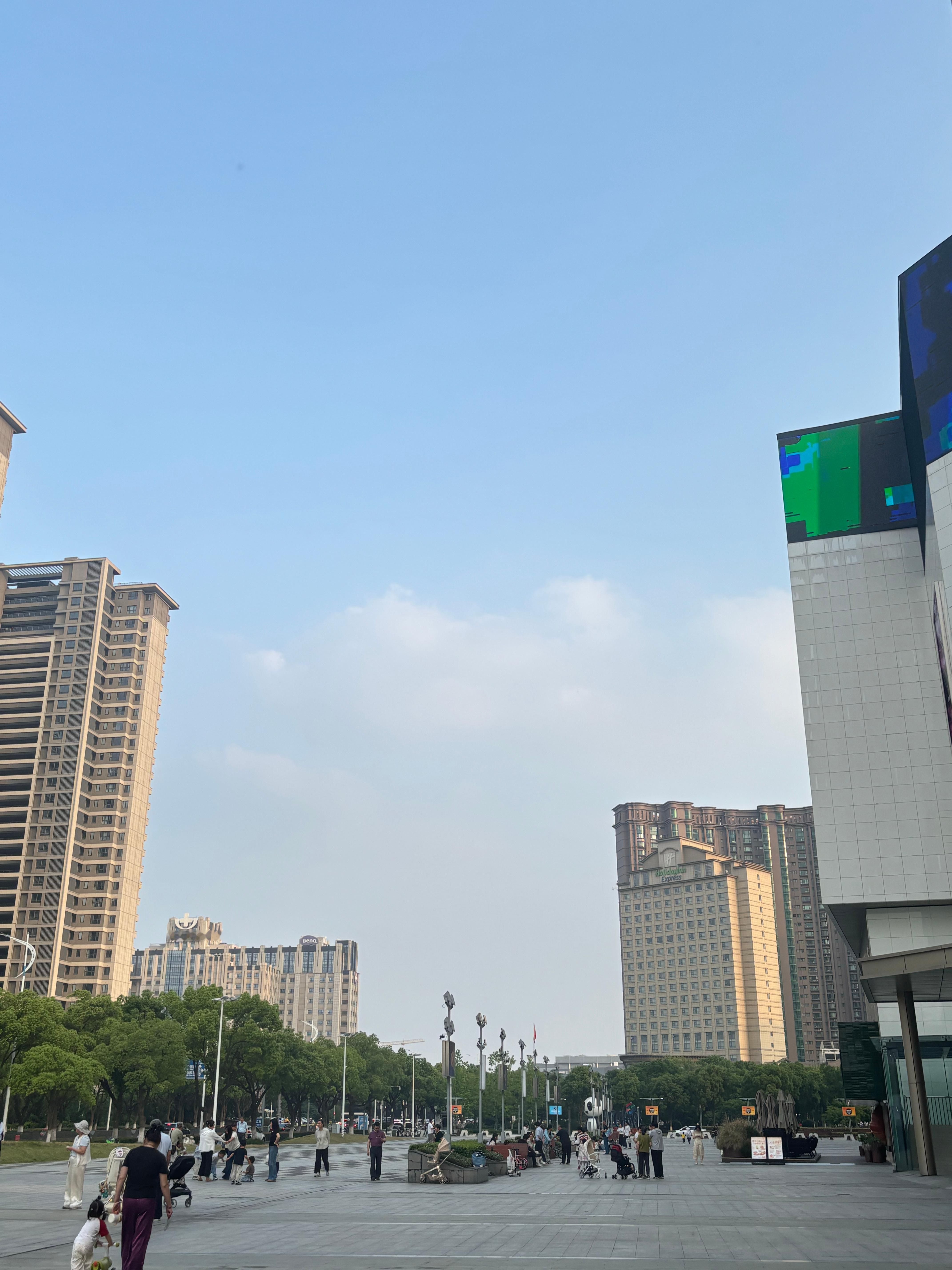 谁懂 每天五点下班的含金量下班出公司 外面还那么亮好久没喝奶茶了 平台给了好大优