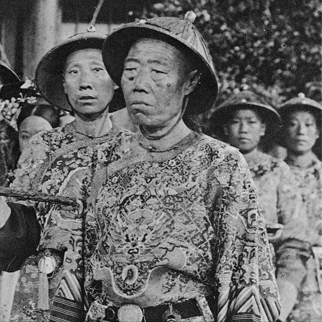 1908年11月，慈禧刚去世，李莲英就跪在隆裕太后面前，乞求回家养老。他身后七个