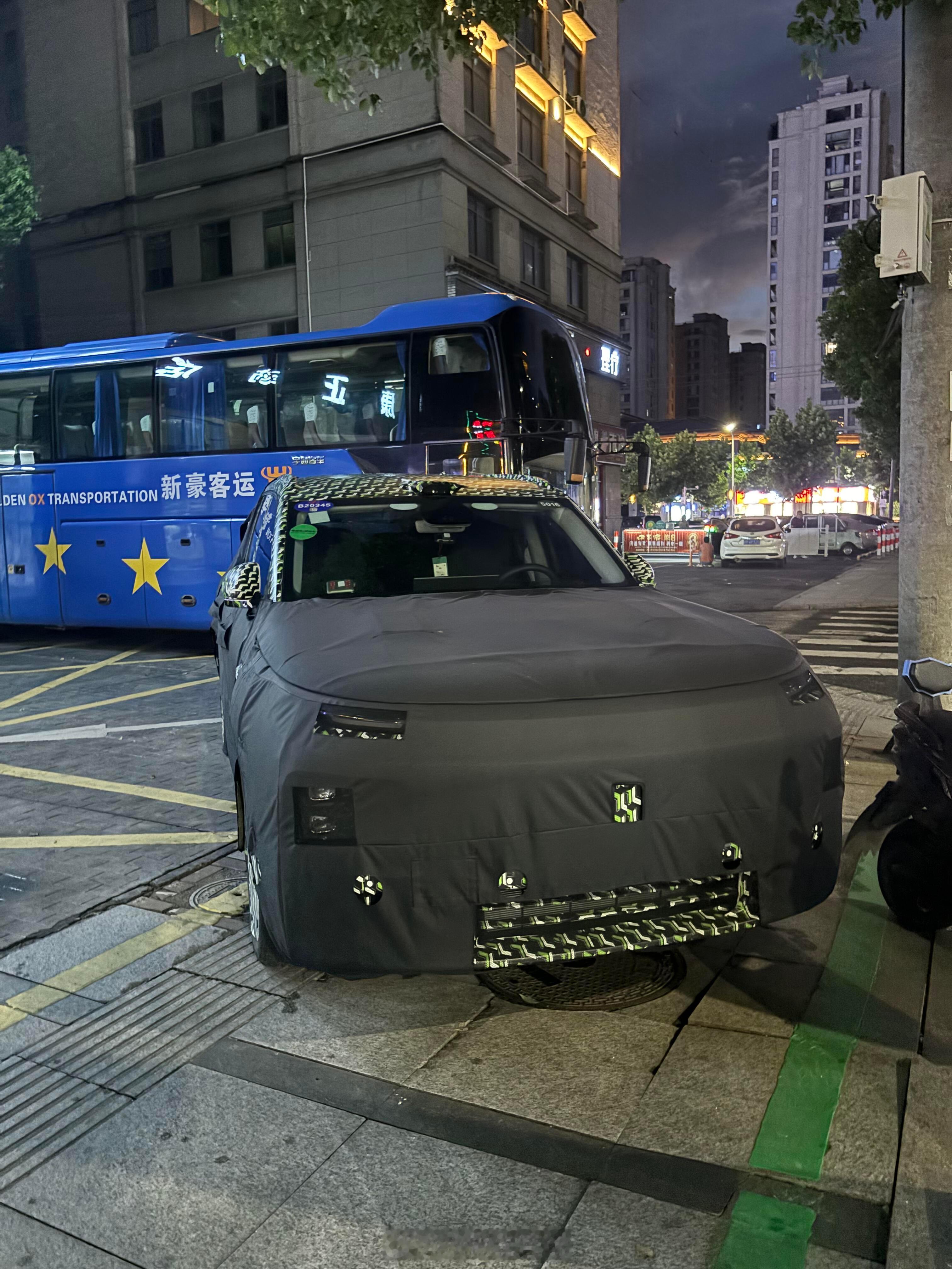 厉害的网友发来疑似零跑新款中大型SUV路试伪装照。大家车新闻 ​​​