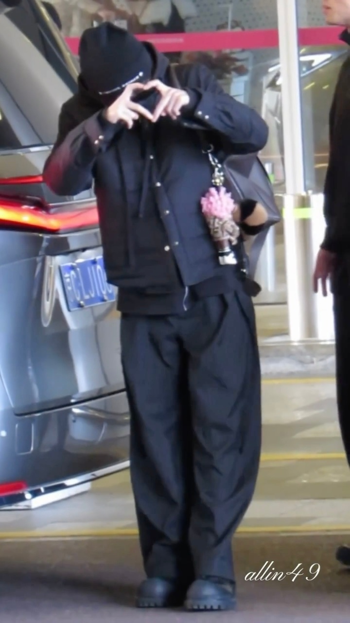 檀健次最新路透来了呀！檀健次双手比心回应粉丝啦！挺真诚的呀！檀健次居家男友变东北