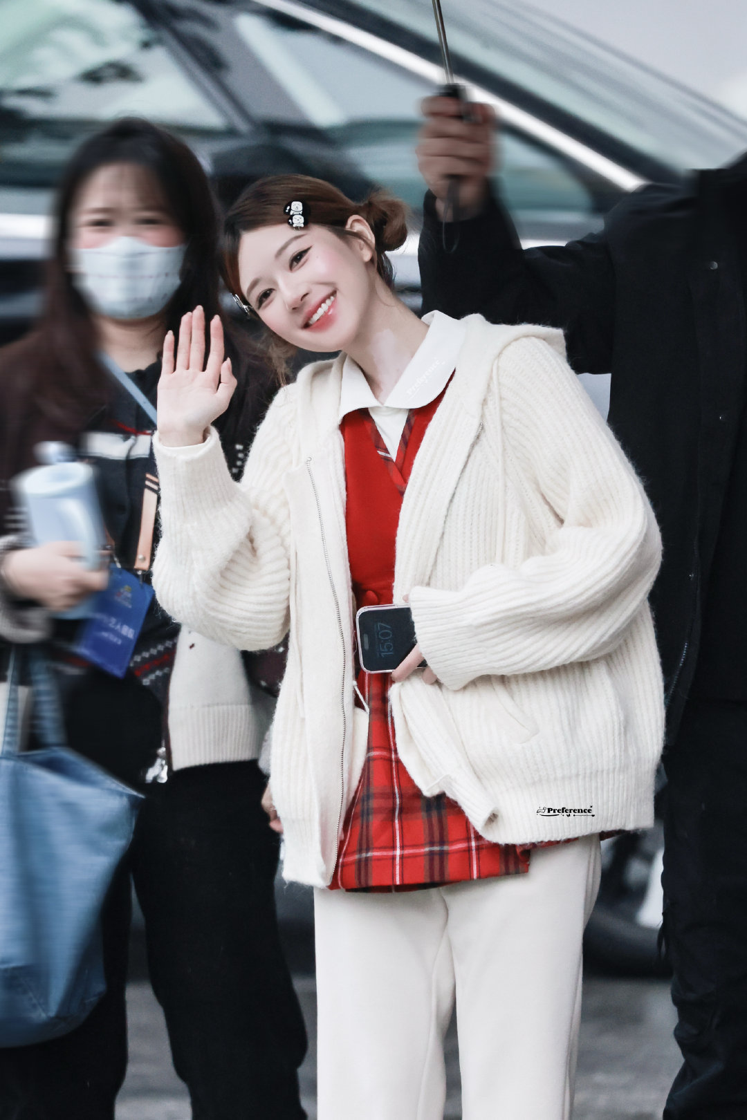 赵露思今日综艺录制上班，双丸子头发型好可爱啊！完全小朋友来的