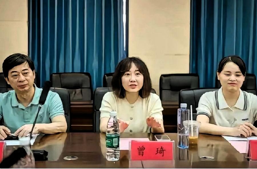 曾医生是个漂亮的女孩子，长的肤白貌美，五官端正，穿衣服也有气质。人长的漂亮，业务