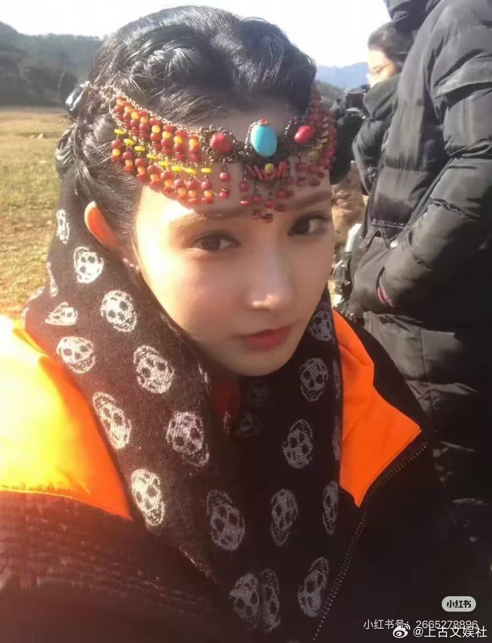 彭小苒直播穿的衣服 大大方方展示身材挺好的，彭小苒红毯每次都让人眼前一亮。这次就