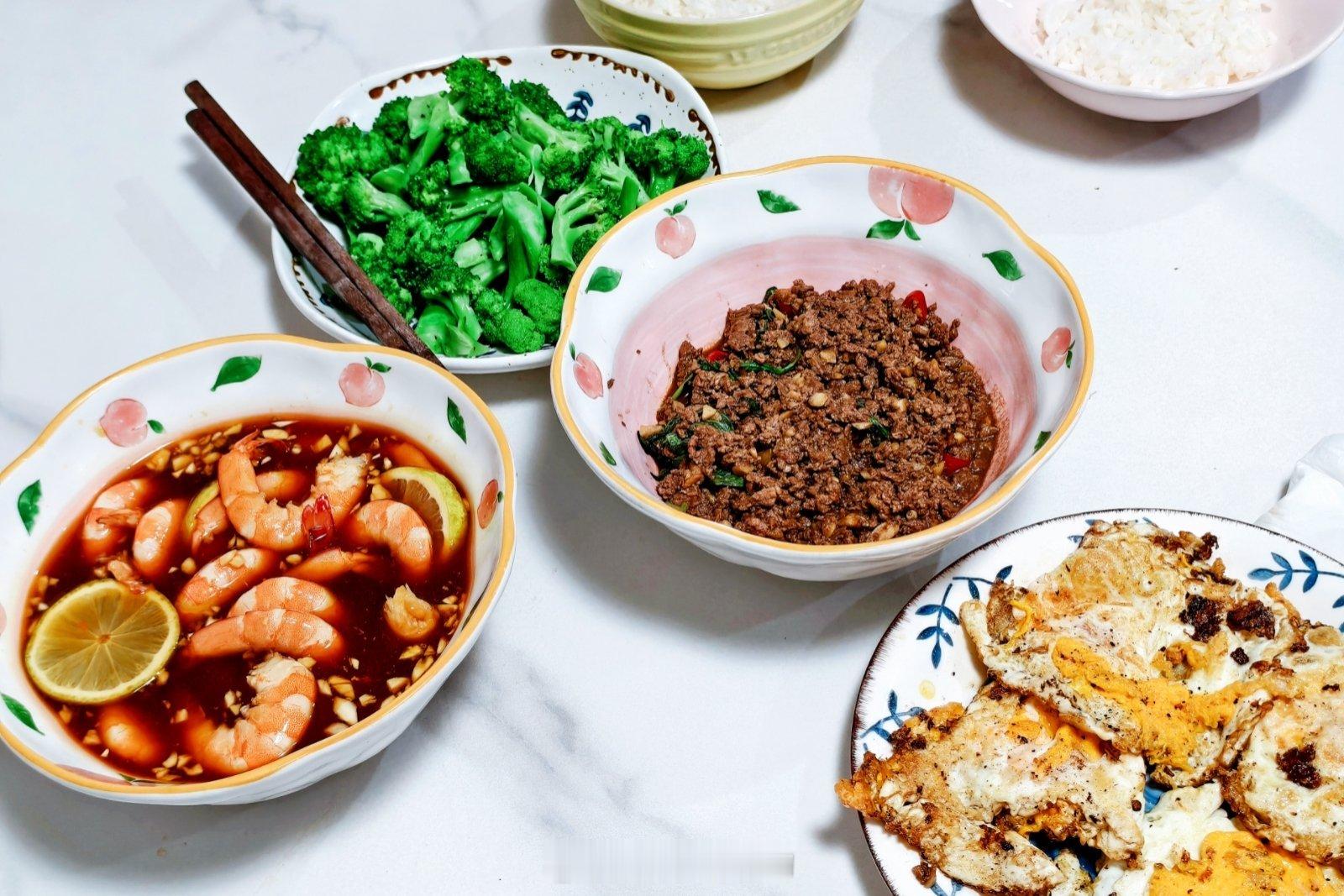 好消息：吃上了大狗亲自下厨做的泰式打抛饭坏消息：盐放多了养娃日记每日一餐分享