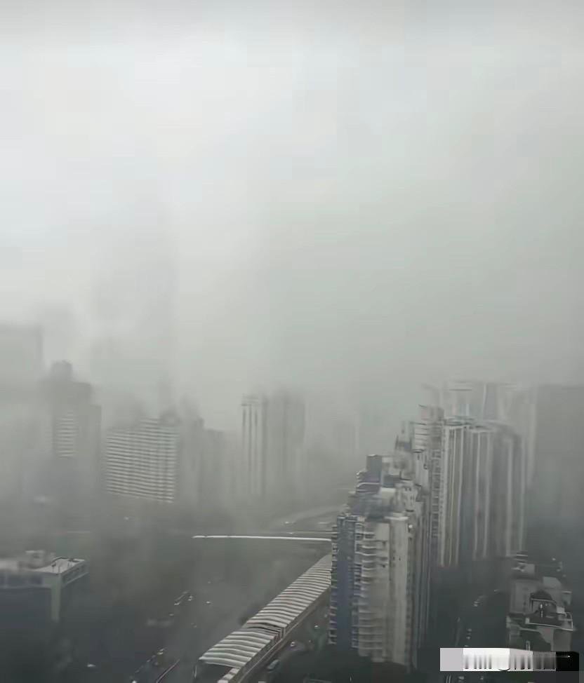 “水龙王”在深圳发威了？
​今天上午深圳表演了“天河决堤”，从早上五点多开始下雨