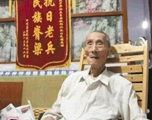 1942年，黄士伟在路上埋60枚地雷阻击日军，准备预测日军会停下的地方时，他突然