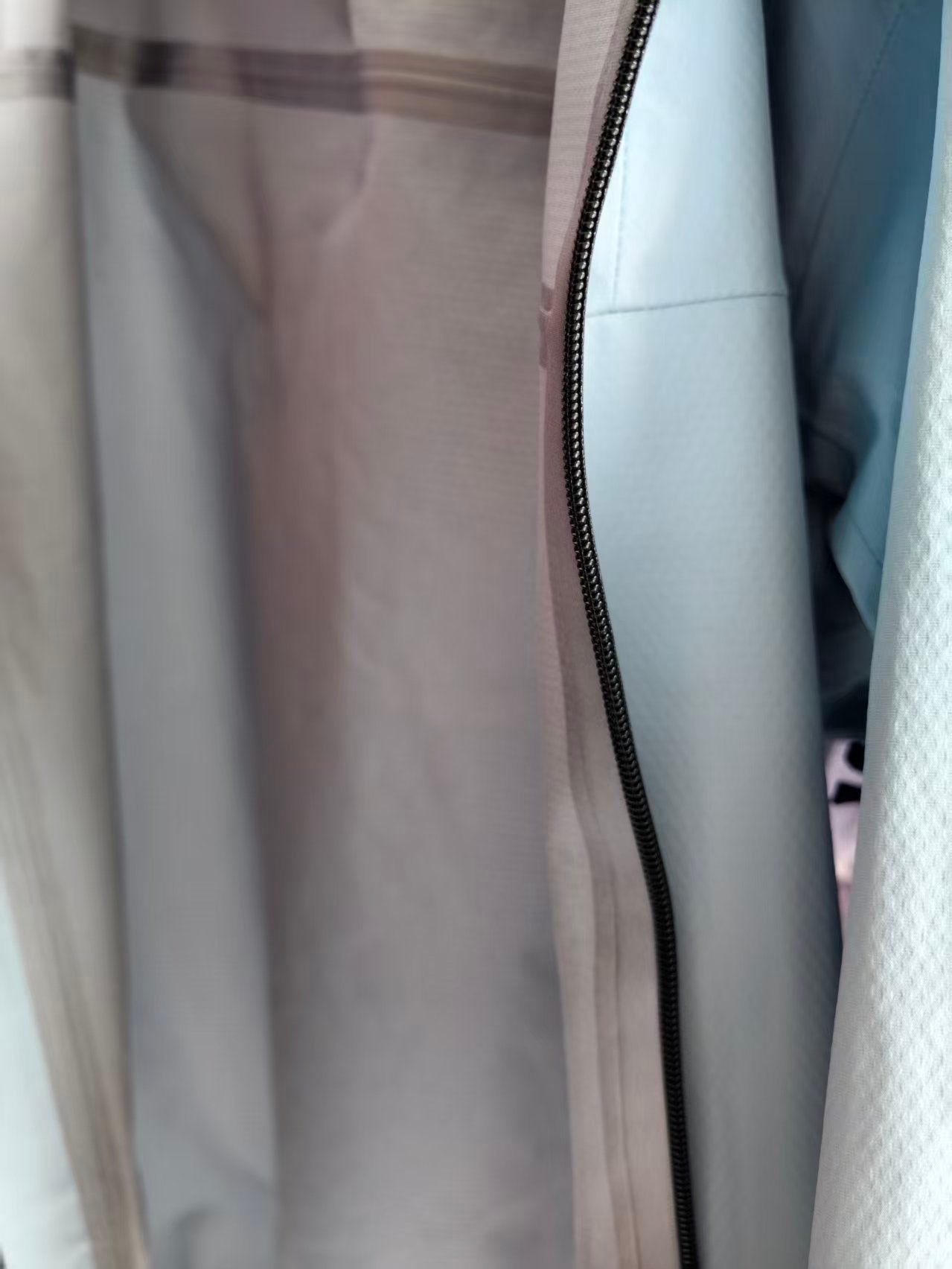 原来冲锋衣是胶水粘的  冲锋衣竟然不是缝的，而是粘的。。看了一下我刚洗的冲锋衣，