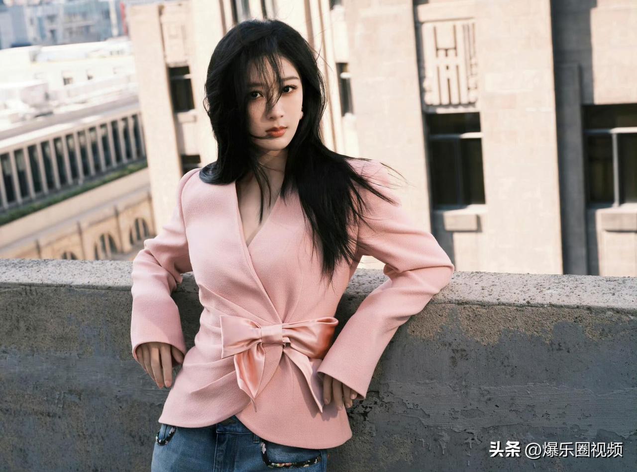 杨紫Valentino出发图最新照片，太美了！
粉衣衬柔骨，牛仔添飒意。黑长发随
